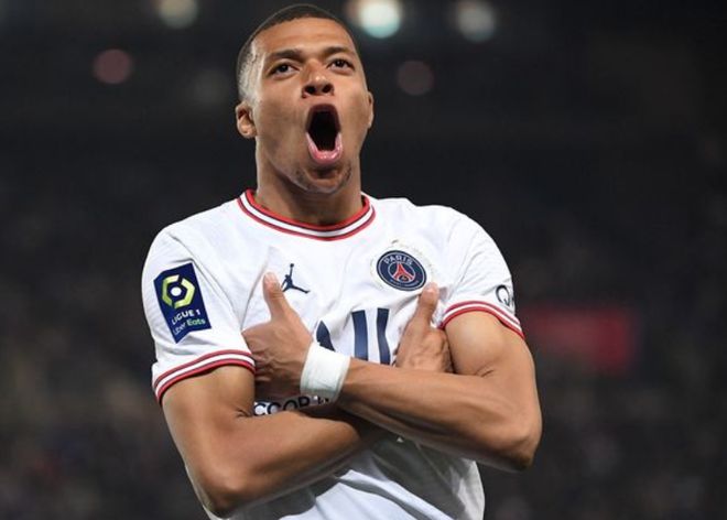 体育报：莱万5场进1球 巴萨管理认为应引进新中锋（体育报：莱万近5战仅1球 巴萨高层考虑引进新中锋）