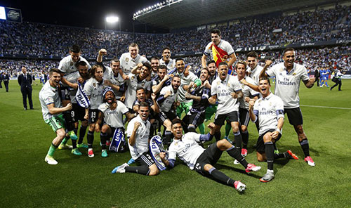 球迷看得手心冒汗（心跳时刻，球迷直捏一把汗）